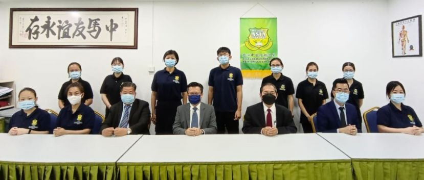 亚洲中医技职学院院长江宗兴（左3起）、武吉阿瑟区州议员钱进一、监考本固鲁蔡雄基，学院主任江邦忠与参加针灸专科考试的考生合影。