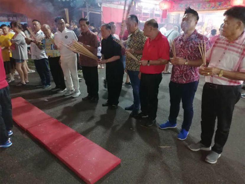 众嘉宾上香，祈求风调雨顺，国泰民安。右五为拿督斯里刘为强太平局绅，其右为主席天猛公拿督陈如飞及炉主拿督蔡传伟。其左则是拿督龚财兴及吴祖姜。右一是龚发信。