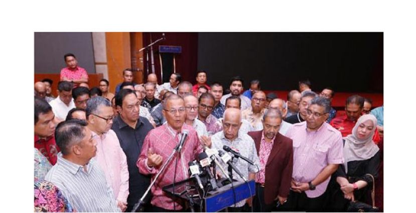 莫哈末沙费益在大批巫统区部主席陪同下召开新闻发布会。