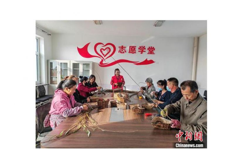 王玉贤免费教大家柳编技艺。