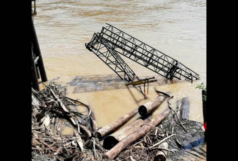 加帛码头还可见到翻落江中的起重机部吊臂和木材。