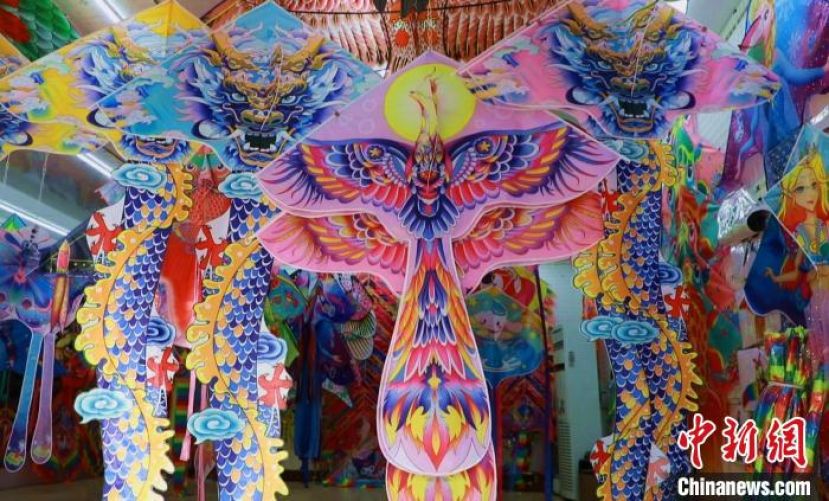 王家庄子村生产的各式彩色风筝。