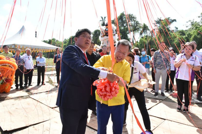 砂副总理拿督阿玛沈桂贤（右）在德教会紫辉阁阁长蔡岷谷（左）陪同下，为紫辉阁所主体建筑工程动土典礼剪彩球。