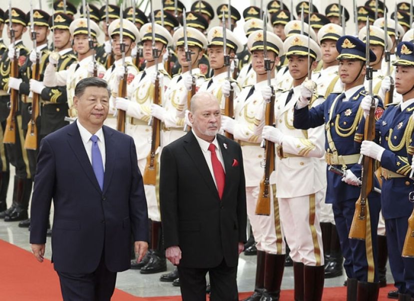 国家元首苏丹依布拉欣在习近平主席陪同下检阅中国人民解放军仪仗队。
