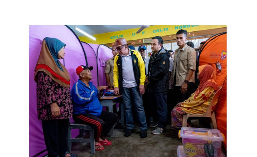 首相安华巡临时疏散中心，慰问灾民。