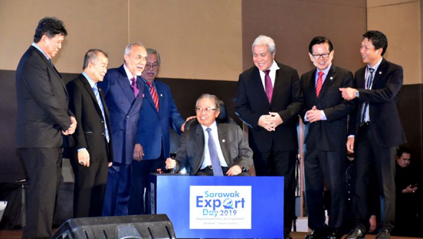 砂首长拿督巴丁宜阿邦佐哈里（中）为砂拉越出口日主持开幕礼。