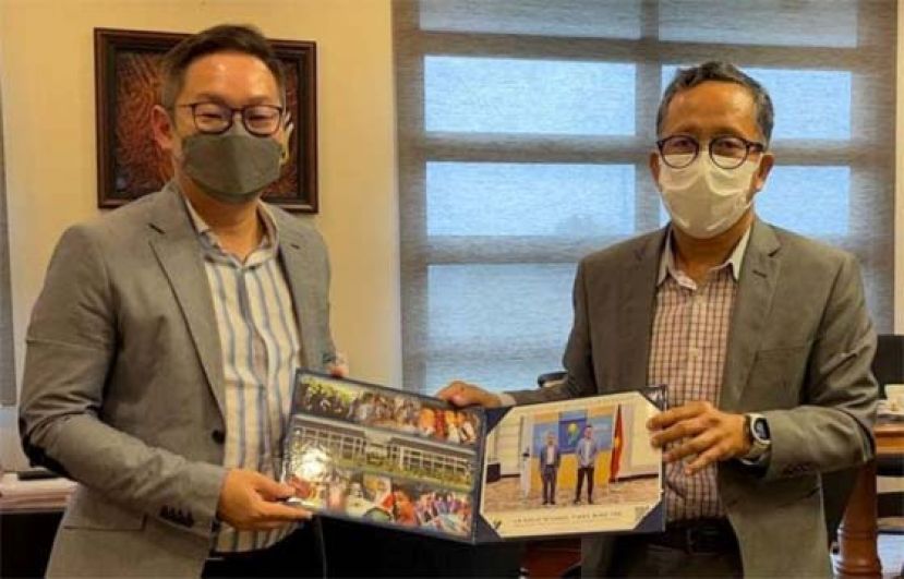 程明智助理部长（左）于日前礼貌拜会砂基金局局长莫萧阿邦罗斯里。