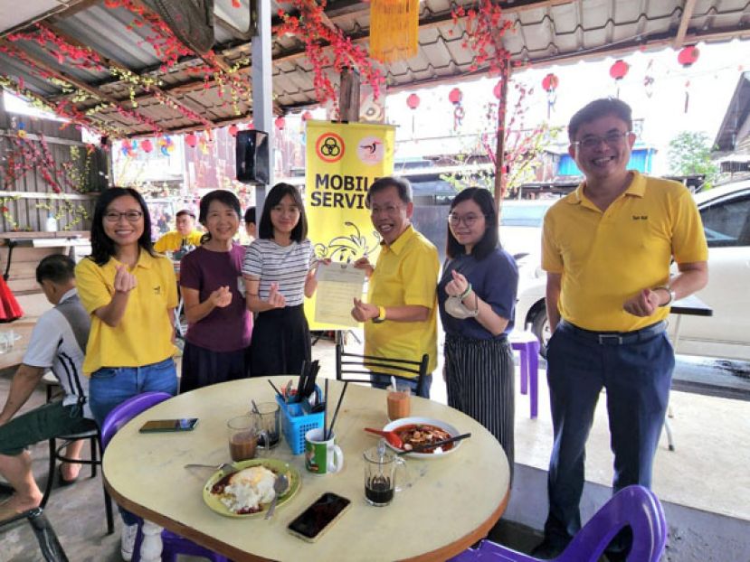 砂副总理拿督斯里沈桂贤（右三）将奖金移交给受惠的学生。