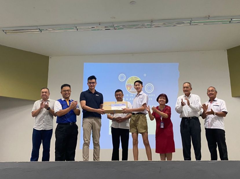 大马、汶莱区销售经理古城荣(左三)在拿督黄良杰见证下，颁发奖品给蔡佑权。左起古晋中中校董会副秘书何晋兴、官晨阳校长、庄金花老师、署理主席高伟宁、四中副视察甲必丹钟忠。