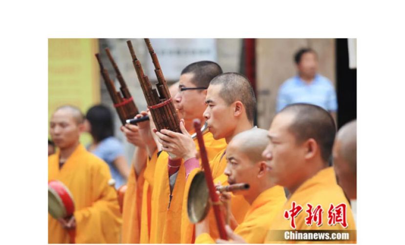 2011年7月，在山西五台山南山禅寺，僧人演奏汉传佛乐。