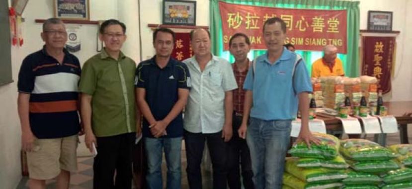 傑里阿納桑苗（左三）感謝薛華東（左二）協助其癱瘓太太申請獲得社險終身賠償。右3為砂同心善堂主席黃國遠等人。