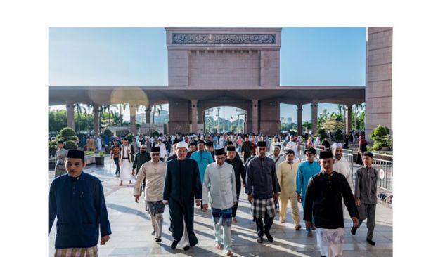 首相安华在清真寺参加哈芝节祈祷。