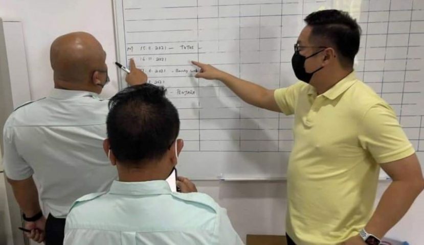 首长署政治秘书程明智（右）与诗巫卫生部人员安排流动性疫苗加强剂服务。