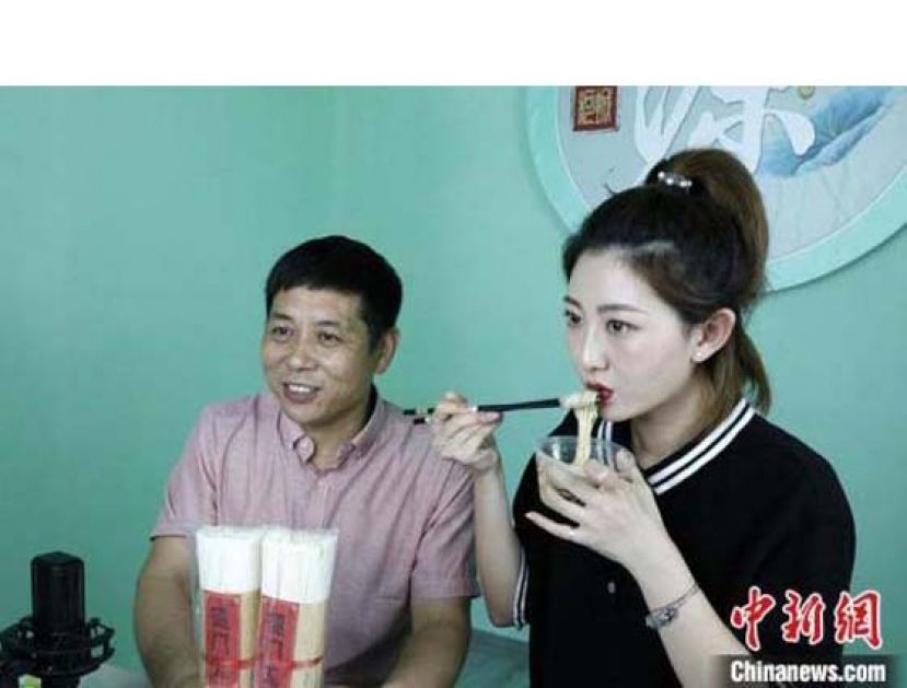 直播卖面条。