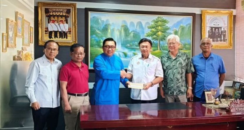 丹斯里威廉玛旺（右3）移交款项予拿督莫哈末莎菲礼时影。右起为亚迪曼和总监林文明；左起为执行秘书扎斯兰和梅托迪尔。
