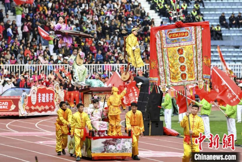广东广州广府庙会民俗文化巡演上的沙湾飘色表演。