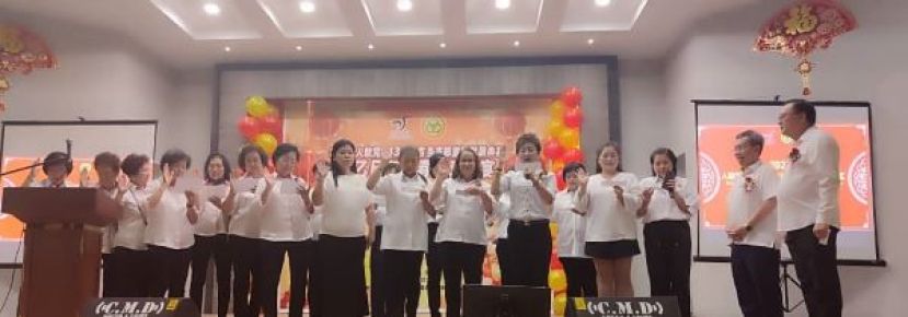 在砂人联党峇都吉当支部主席拿督罗克强（右一）以及党主席拿督阿玛沈桂贤（右二）见证下，2025年人联党N13峇都吉当支部妇女组宣誓就职典礼时摄。