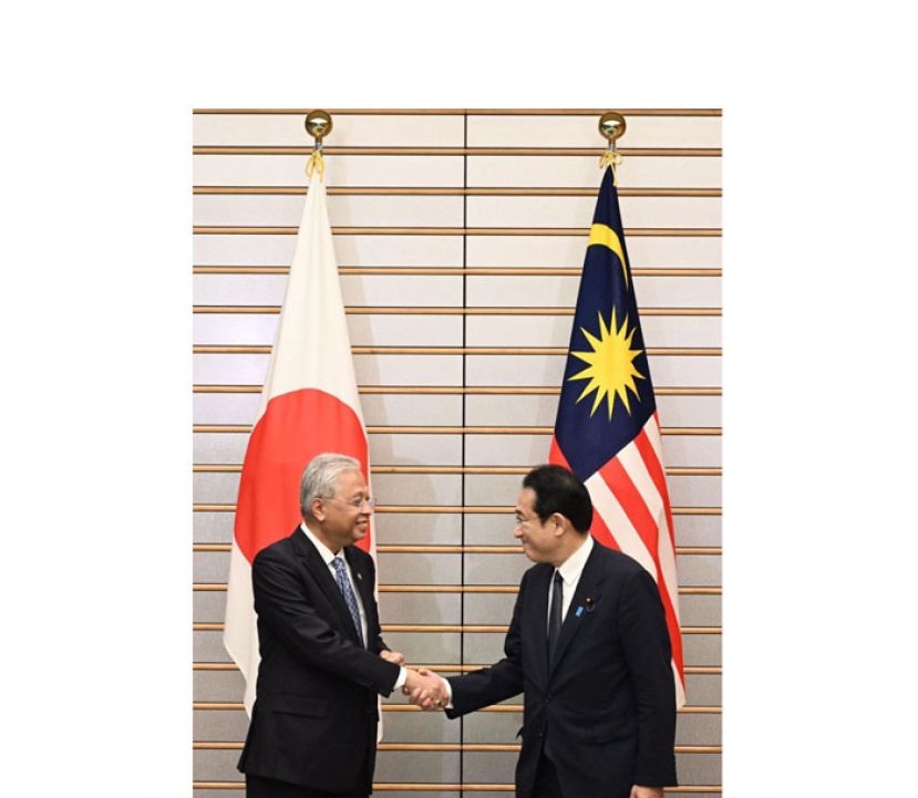 首相依斯迈沙比里（左）与日本首相岸田文雄（右）祝贺两国政府签署三项备忘录。