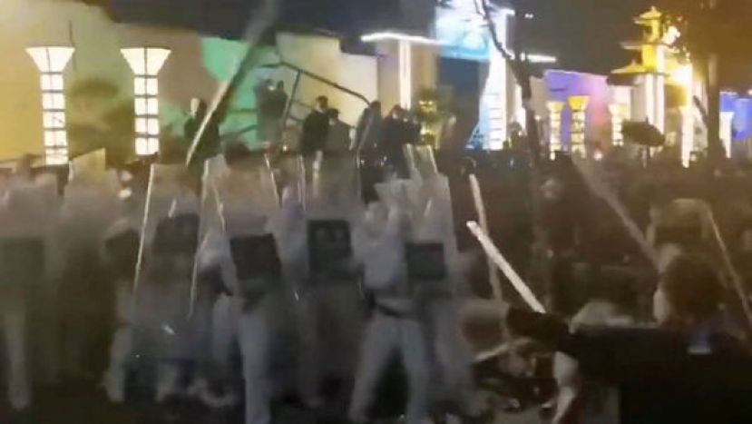 全球最大的iPhone组装厂&ldquo;富士康郑州厂&rdquo;爆发暴力冲突。