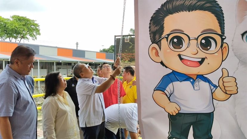 古晋南市市长拿督黄鸿圣见证民达华小贩中心完成遮阳帘工程竣工。