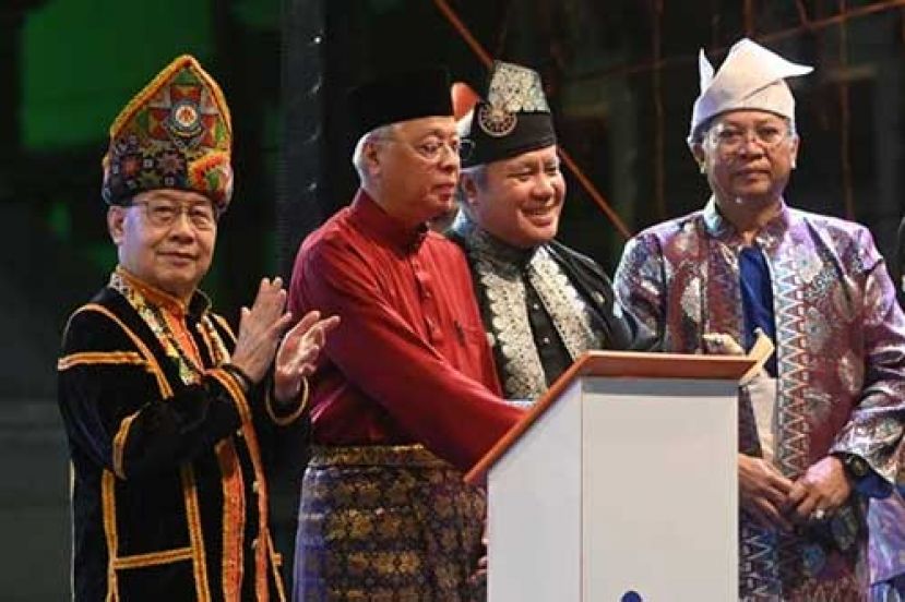 ●首相依斯迈沙比里（左二）为2022年马来西亚日庆典主持推介，左一为沙巴副首长拿督杰菲里吉丁岸，右起为安努亚慕沙，以及砂拉越副总理拿督阿玛阿旺登雅。