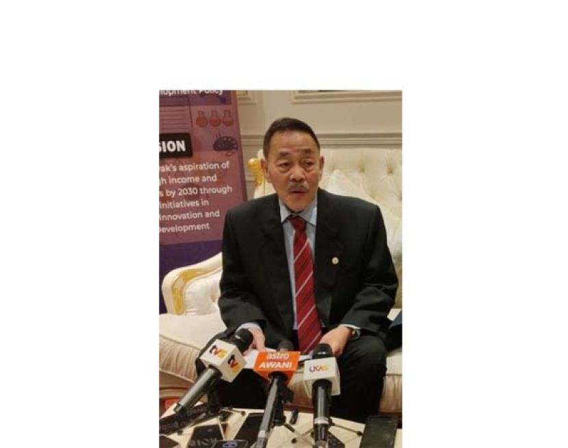 砂教育、创新与人才发展部长拿督斯里罗兰沙加向媒体发表谈话时摄。
