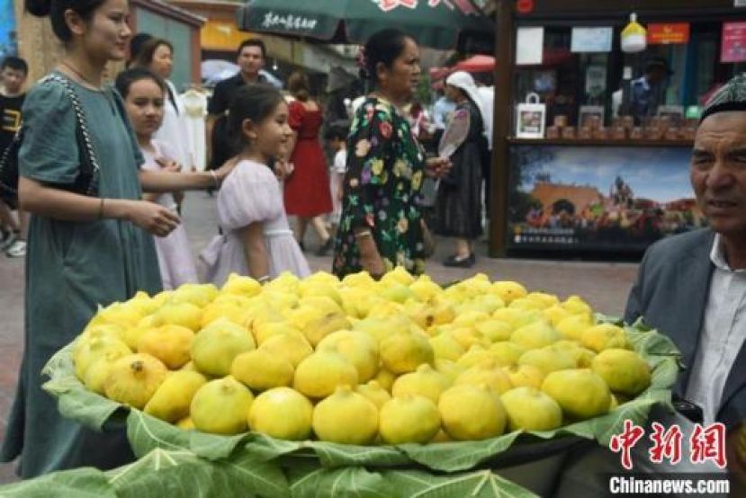 在新疆喀什市的&ldquo;汗巴扎&rdquo;夜市街道上，一位商户售卖无花果。近期，久负&ldquo;瓜果之乡&rdquo;盛名的新疆喀什地区各县市的瓜果陆续上市，喀什又到瓜果飘香时。