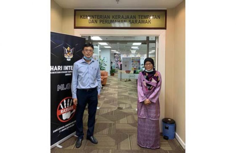 陈开（左）拜会砂地方政府及房屋部，与小贩援助金负责官员西蒂哈迪查丽娜商讨援金审核与发放。