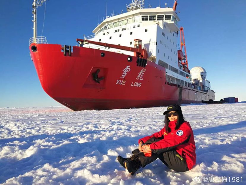 唐立梅与&ldquo;雪龙&rdquo;号合影。