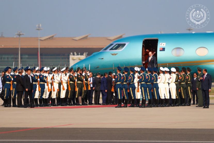 元首陛下搭乘专机抵达北京，中国解放军仪仗队在场迎接。