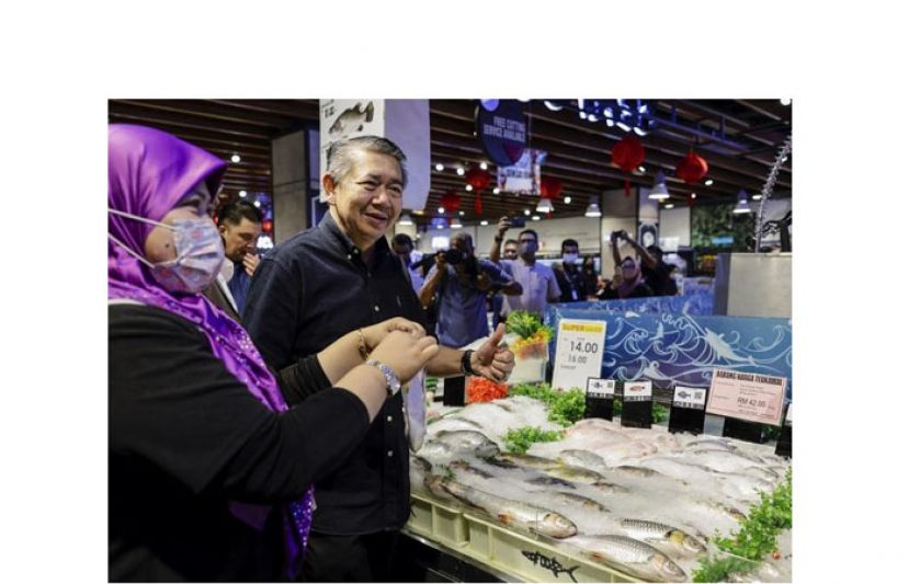 拿督斯里沙拉胡丁检查市场物价。