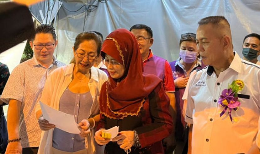 拿督杨莉（左二）把意见书交砂妇女、儿童与社区和谐部部长拿督斯里陈赛明（左三），图一右起为甲必丹  林传政，左一为郑志国。