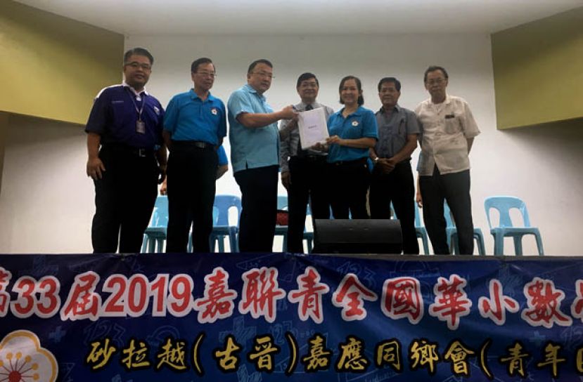  晋汉连省津贴华小董联会会长蔡文铎律师（左三）主持揭题礼仪式时摄，右三及四为筹委会主席锺雪葵及马来西亚嘉应属会联总会总会长兼砂拉越（古晋）嘉应同乡会会长陈晋宗。