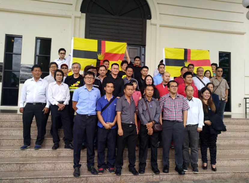 7名男女在国歌响起时不起立而被控上古晋法庭，在法庭大厦外与支持者合影。