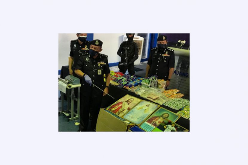 毒品藏匿在耶稣圣像相框