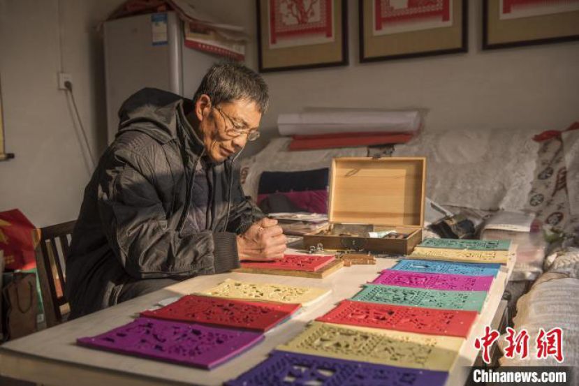 来逢强正在制作过门笺。