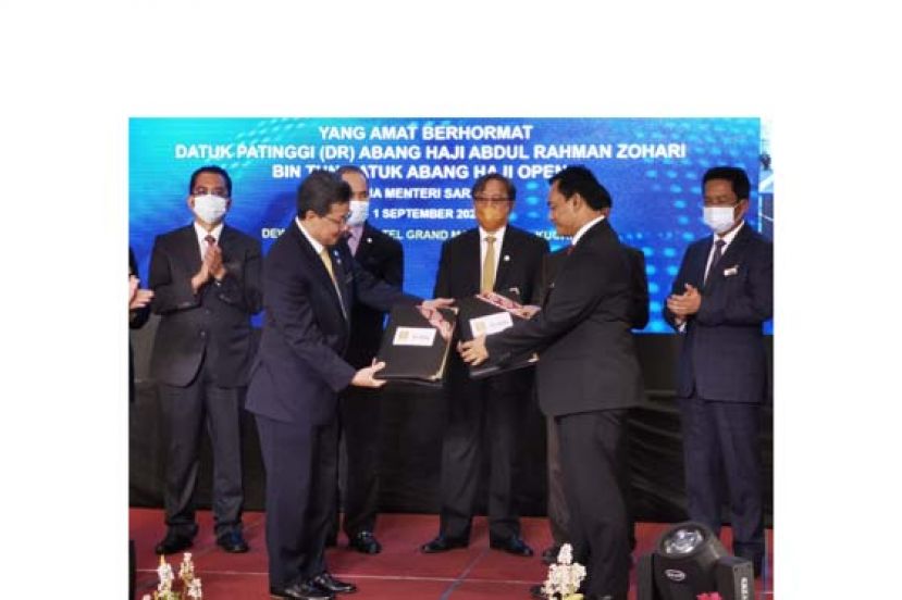 砂首长拿督巴丁宜阿邦佐哈里见证砂经济发展局与城市发展控股交换意向书。