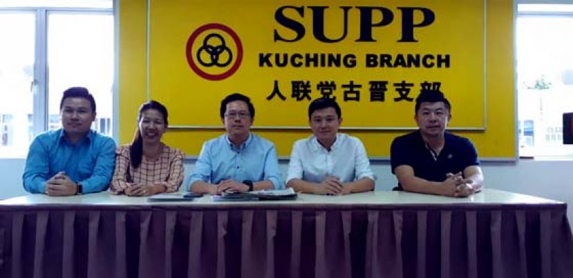 砂人联党古晋支部新闻发布会，左起支部青年团团长张鸿泉、妇女组主席林春燕、署理主席黄廉欢、财政杨岩彬和宣教秘书陈玮政。