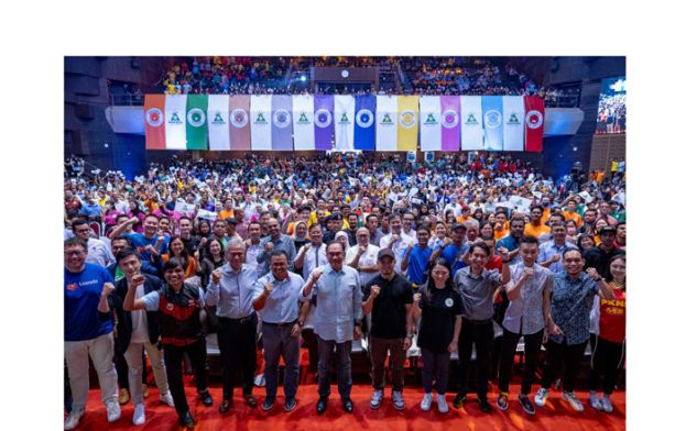 首相安华出席在青年之友推介礼。