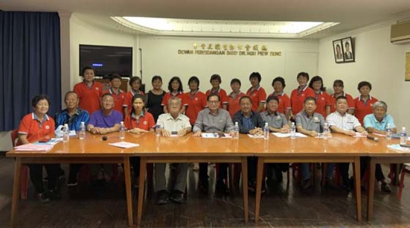 主席拿督吴标生博士与新届妇女组组委合影。