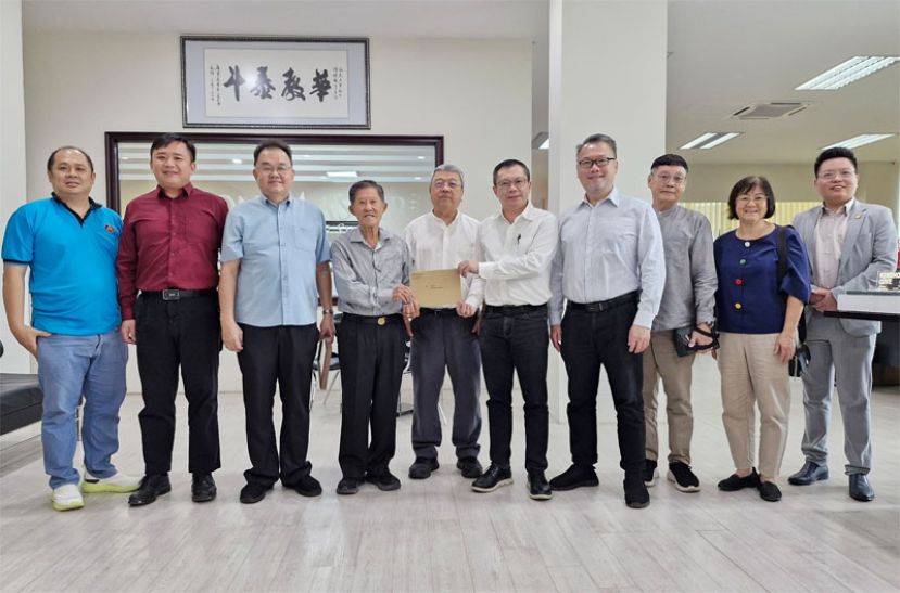 在砂拉越诏安会馆庆祝成立90周年大会主席许庆喜（左五）见证下，筹委主席陈君礼（右五）移交邀请函予名誉会长拿督陈悦枝（左四），左一起为大会副主席陈鸿愿、财政陈政信、大会副主席田松茂。右一起为筹委副主席田双德、大会副主席甲必丹沈美金、筹委副主席沈天財、大会副主席徐蔡斌。