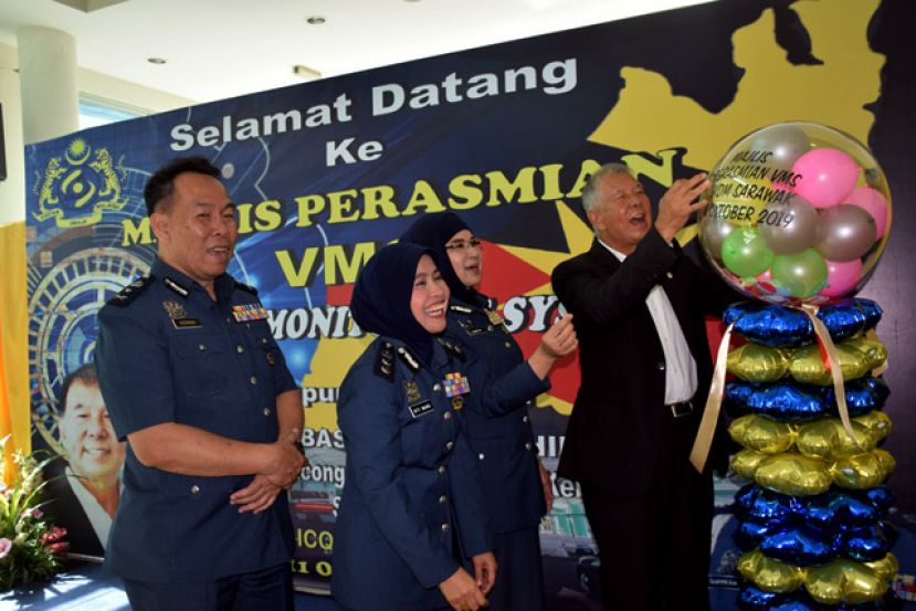 拿督陈超耀在拿督莎丽花(右二)、美里关税局局长西帝蒙(左二)等人陪同下，为双溪都九车辆入境监督系统(VMS)主持启用礼。