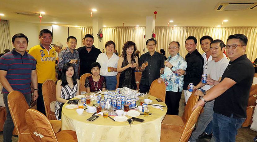 古晋鸿安酒楼主甲必丹拿督刘思乐（右五）与众嘉宾合影。