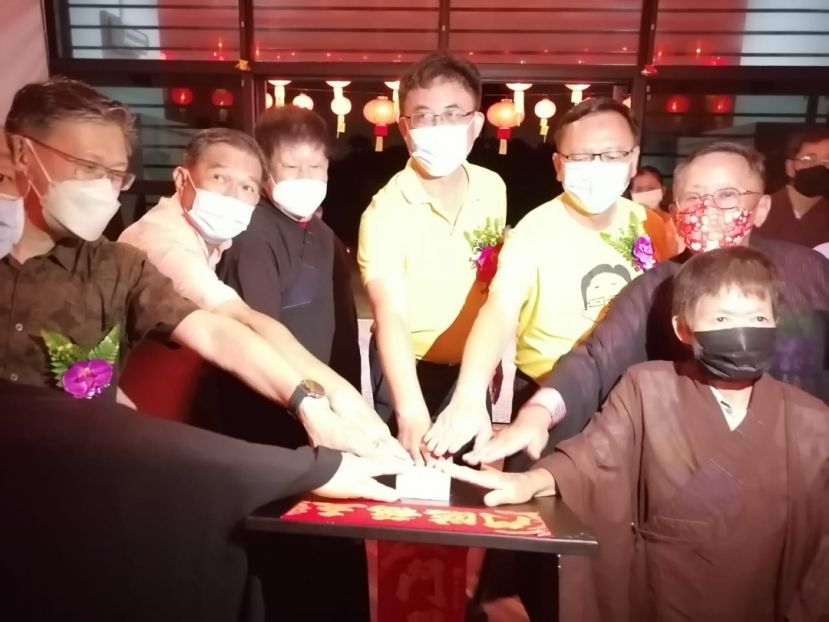  石角弥佛村理事与贵宾共同主持春节亮灯仪式。左三起为村长黄松熙、副首长拿督斯里沈桂贤代表陈开、巴达旺市议会主席罗克强；左一为北市行政委员薛华东等人。