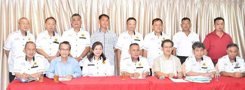 &ldquo;古晋文化缤纷庆中秋&rdquo;庆典筹委会主席林传政（前排左四）与庆典顾问薛华东（前排右三）召开新闻发布会。左一起为庆典筹委会秘书孙守生、顾问本固鲁陈兴枝、副主席沈青娇。右一起为财政冯裕邦、顾问王亚益与筹委会成员合影。