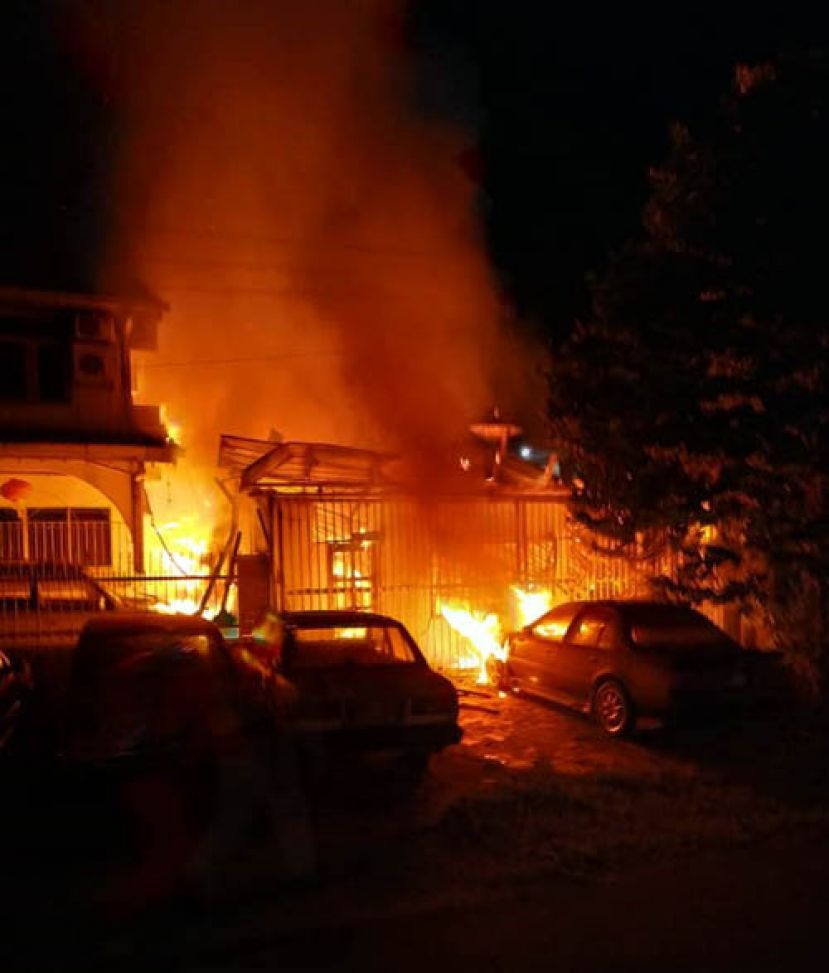 拉让花园第16巷127号独立屋及后方加建的单层屋子11日凌晨起大火。