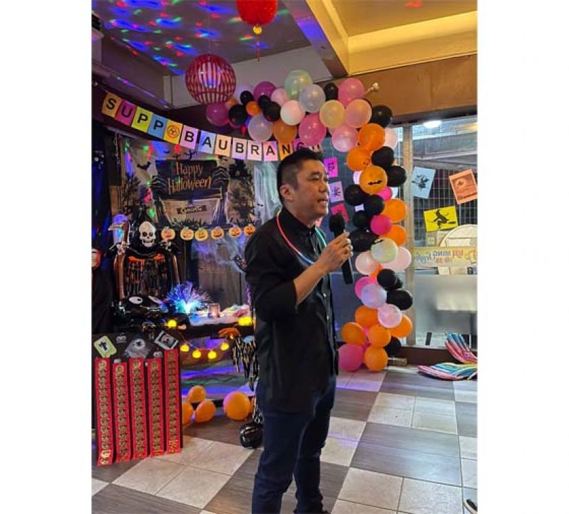 筹委会主席黄展辉在节目开始时发表激情四溢的演讲。