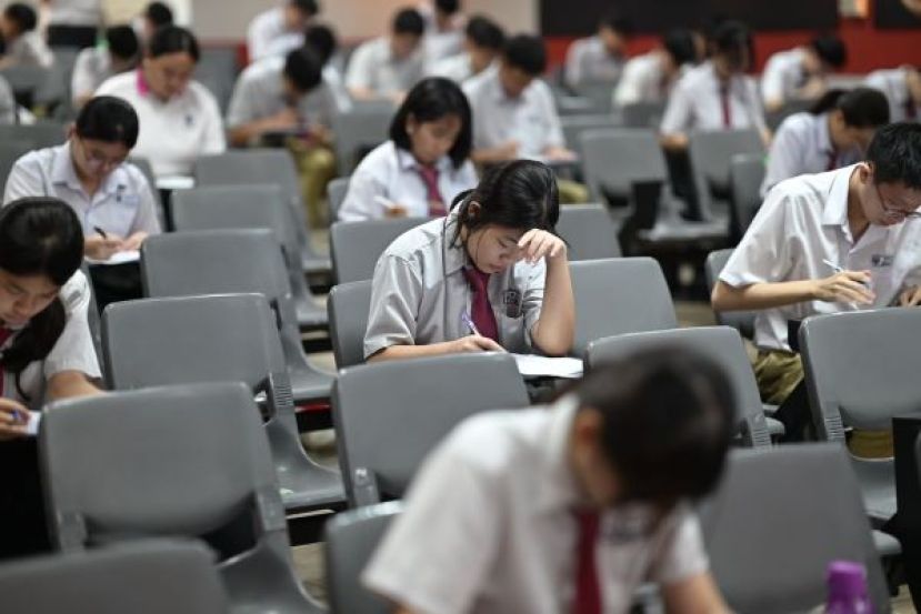 参赛学生在&ldquo;中中群英常识挑战赛&rdquo;中全神贯注作答，现场气氛紧张而专注。