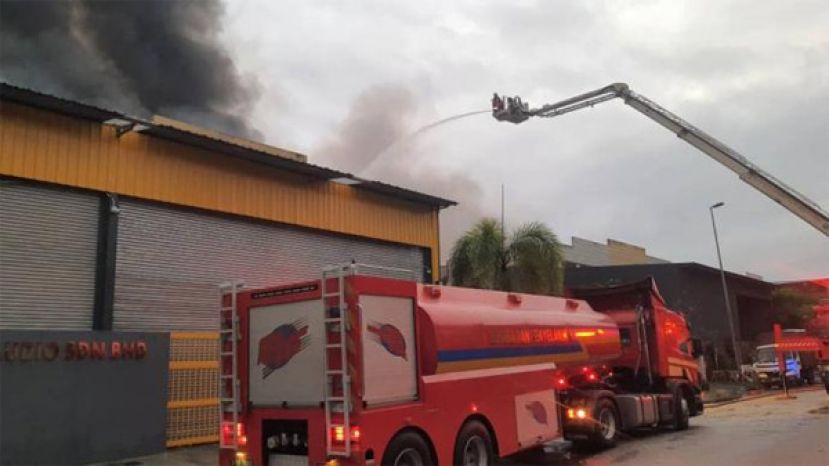 蕉赖布迪曼工业区10间高密度建筑的工厂陷入火海