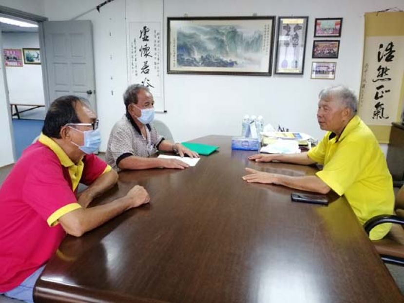 美里省校车公会主席徐锦福（中）、财政陈伦年（左）向陈超耀律师（右）诉苦。